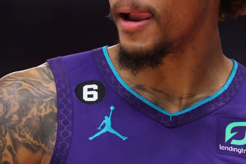 Почему команды НБА носят «6» на майках в этом сезоне?