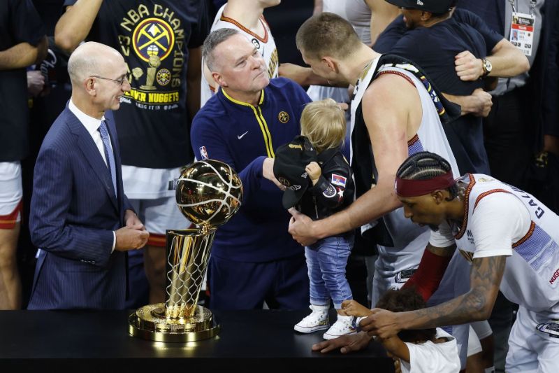 «Он лучший игрок», — Майкл Мэлоун называет Николу Йокича новым королем НБА после того, как он впервые стал MVP финала