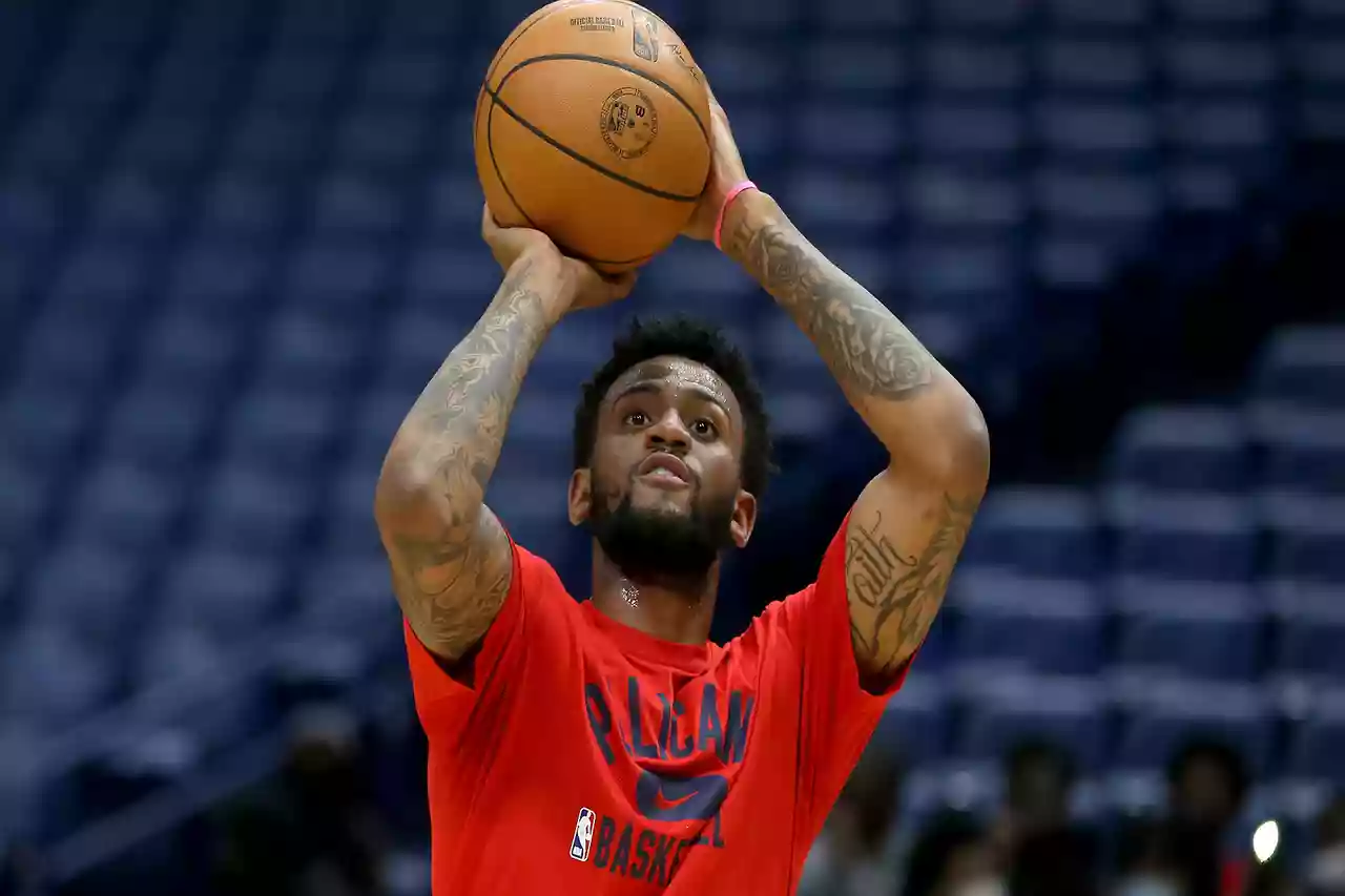 Jazz приобретает Никейла Александера-Уокера и отправили Джо Инглеса в Blazers в обмене между 3 командами