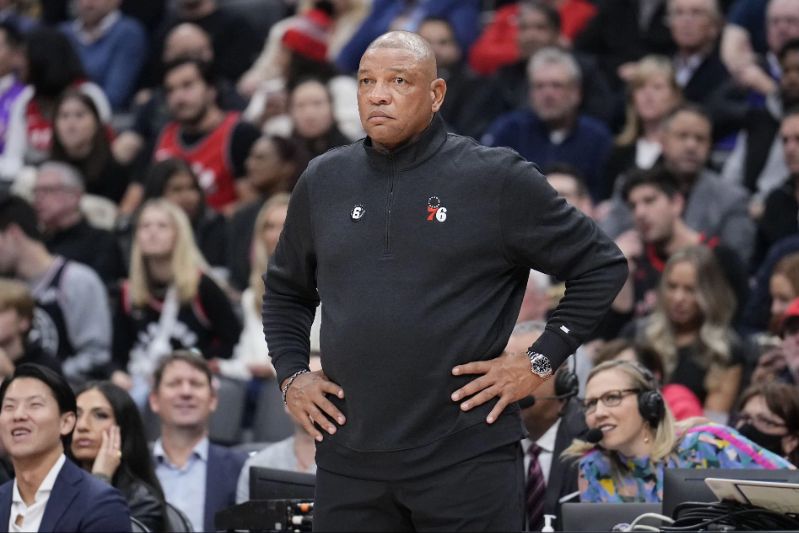 Док Риверс, оказавшийся на грани после неудачного старта сезона в «Филадельфии 76ers», может стать первой тренерской жертвой сезона.